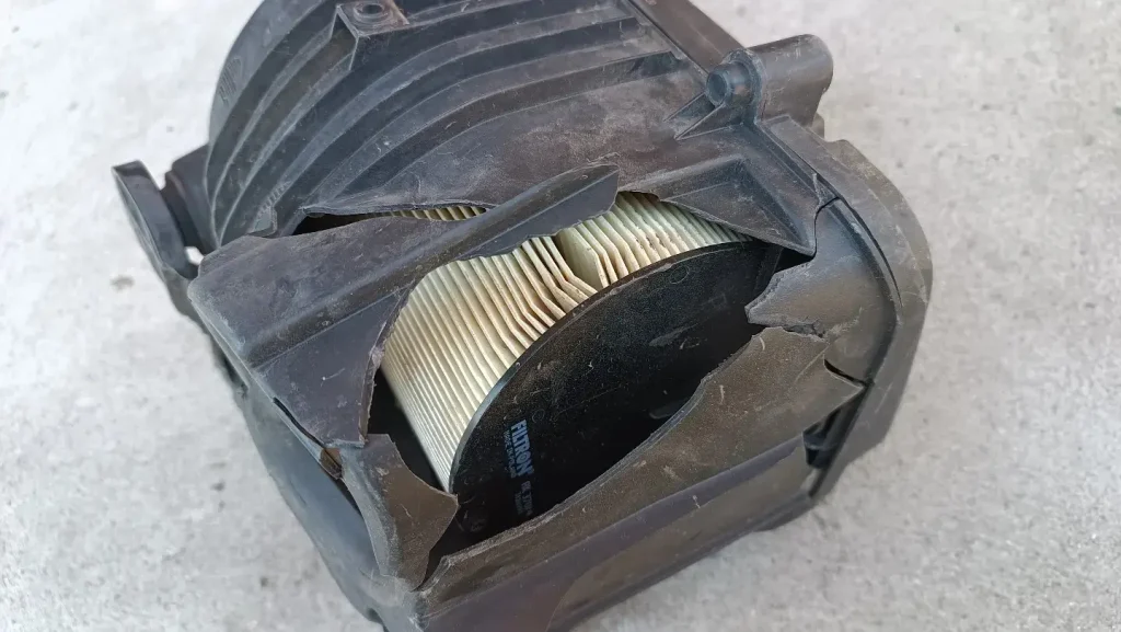 polomljeni deo kucista filtera vazduha